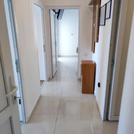 With 2 Balconies And Sea View Apartmán *